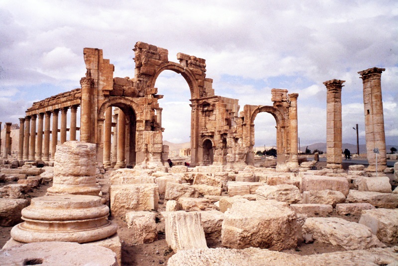 Arco monumentale di Palmira, nella facciata verso il Tempio di Bel. Foto di Marina Milella / DecArch, CC BY-SA 4.0, via Wikimedia Commons